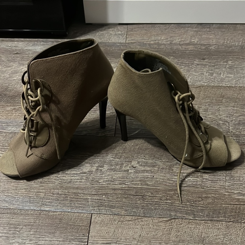Open toe Mid heels